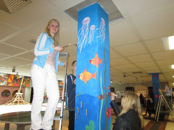 Künstlerinnen der Klasse 10 beim Verschönern des Schulgebäudes